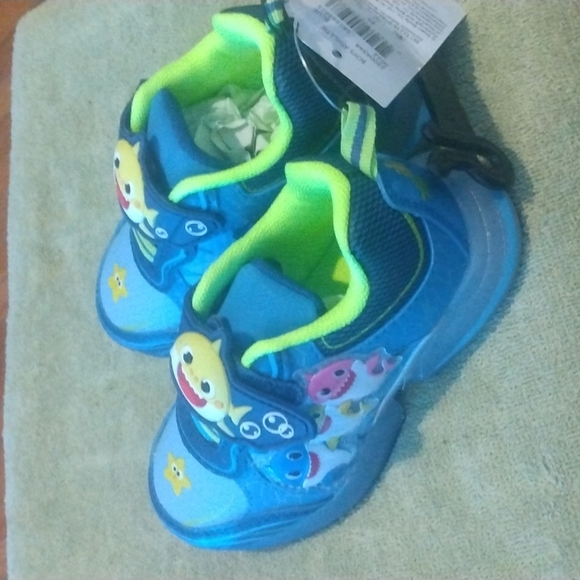 Brand new baby shark shoes kids (size 8) light-ups - Picture 2 of 5